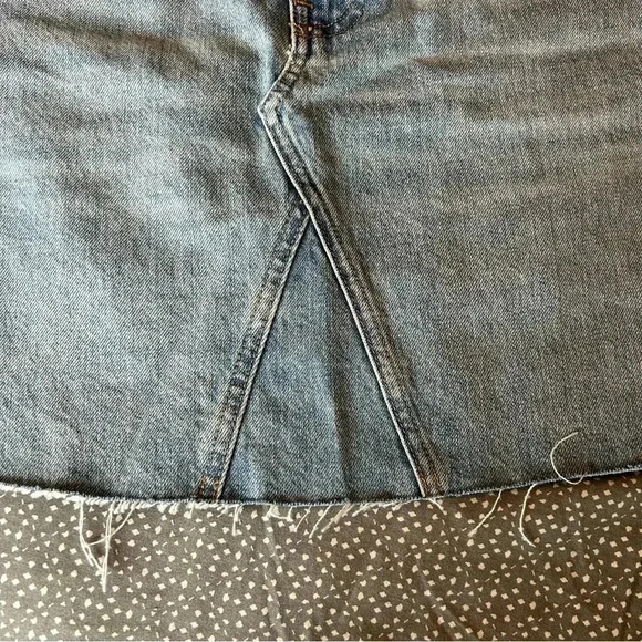 Everlane The Reconstructed Denim Skirt in Vintage Light Blue Raw Hem - Picture 3 of 7